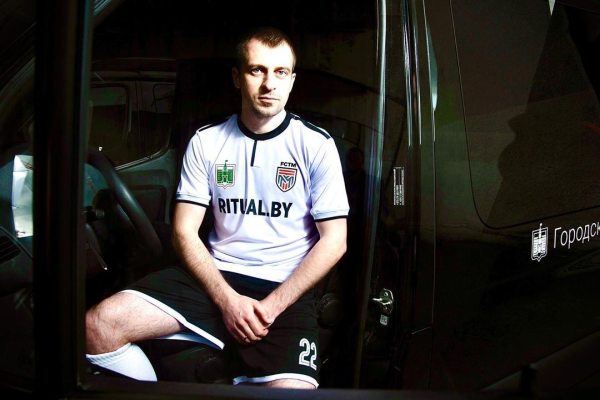 «Трактор» из Д3, где играл Кисляк, представил форму у катафалка с рекламой похорон – это сфера нового генспонсора, на него работает форвард команды