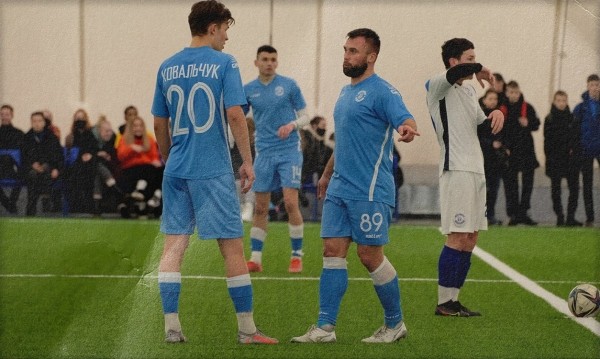 Апрель в Беларуси начался сильным снегом – высшая лига срочно чистила поля и вспомнила про оранжевые мячи, а где-то проблему решили заранее