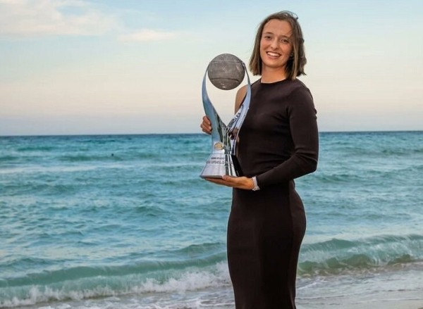 Пока Соболенко только обещает, новая королева тенниса играет с сине-желтой лентой. Ига Швентек – 😍