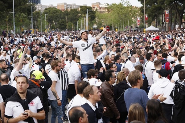 Болельщики «Айнтрахта» захватили «Камп Ноу»: выкупили 30 тысяч билетов и освистали «Барсу» 