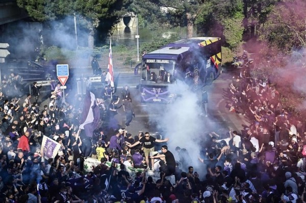 Тысячи фанов «Тулузы» рванули на поле, несмотря на предупреждение клуба. Но как сдержаться, когда ты вышел в Лигу 1? 