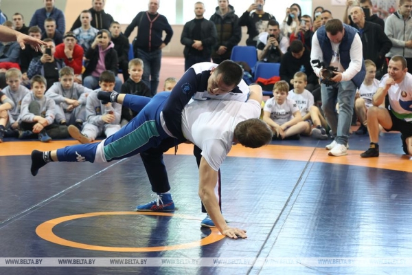 "Для детей это праздник". В Минске олимпийские чемпионы Беларуси и России провели мастер-классы