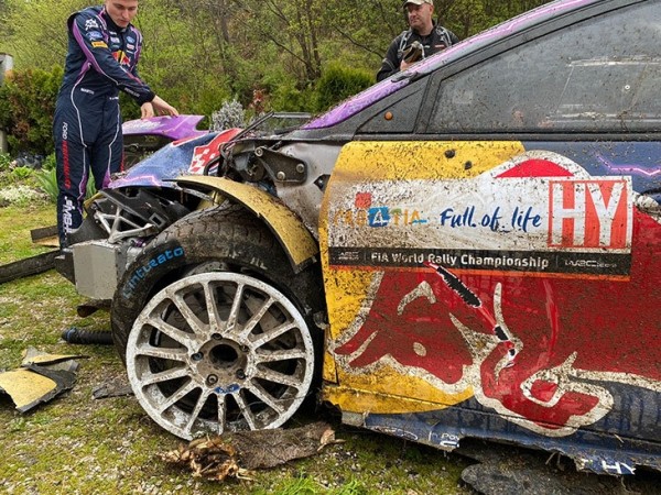 Раллист на чемпионате мира вылетел с трассы прямо в чужой сад – хозяин накормил и отогрел того, кто снес ему забор