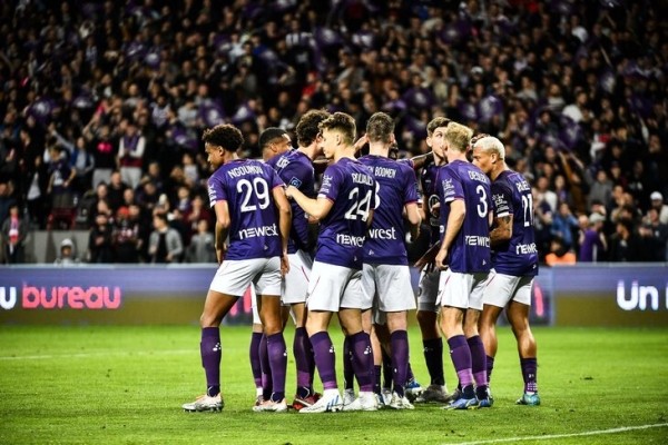 Тысячи фанов «Тулузы» рванули на поле, несмотря на предупреждение клуба. Но как сдержаться, когда ты вышел в Лигу 1? 