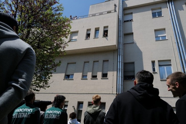 Михайлович заряжает «Болонью» даже из больницы. После победы над «Интером» игроки собрались под окнами палаты