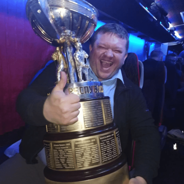 Счастливый Батя, ковбой Саныч и распитие из Кубка! Как выглядела чемпионская раздевалка «Металлурга» Счастливый Батя, ковбой Саныч и распитие из Кубка! Как выглядела чемпионская раздевалка «Металлурга»