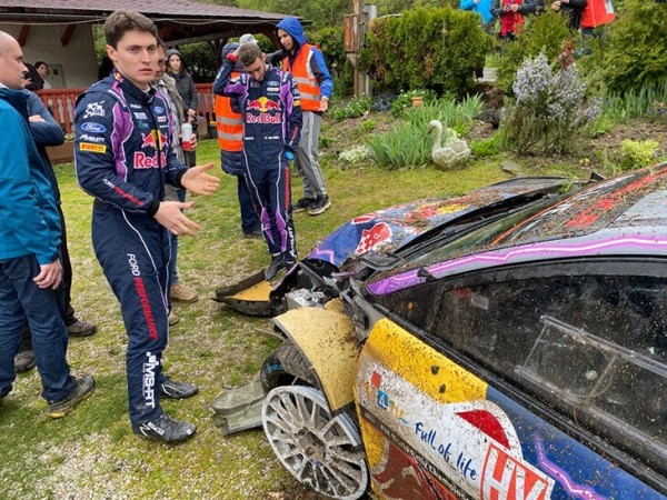 Раллист на чемпионате мира вылетел с трассы прямо в чужой сад – хозяин накормил и отогрел того, кто снес ему забор