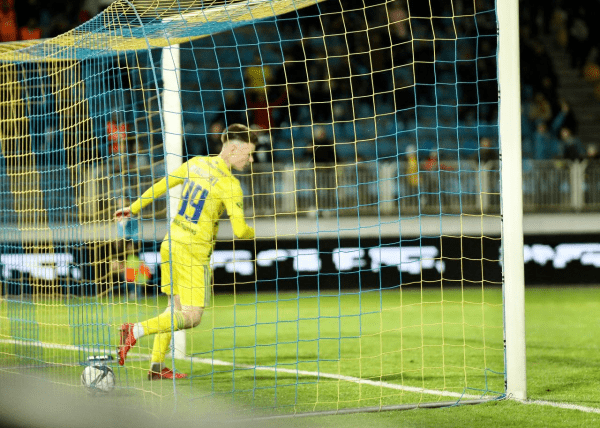 Вот это ляп! Голкипер «Немана» ошибся, подарив гол 17-летнему нападающему БАТЭ Вот это ляп! Голкипер «Немана» ошибся, подарив гол 17-летнему нападающему БАТЭ