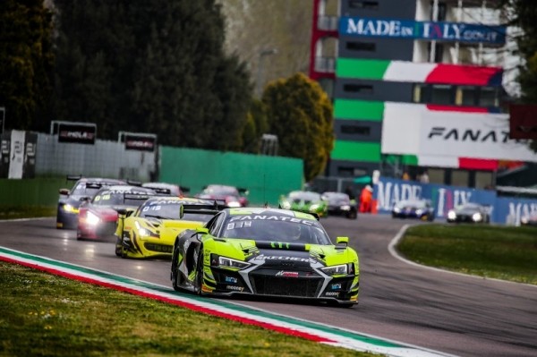 Пробкі, здарэнні і прыгоды Валянціна Росі ў Імале. Новы сезон серыі GT World Challenge Europe пачаўся падзейнай гонкай