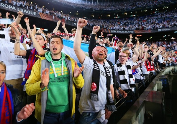 Болельщики «Айнтрахта» захватили «Камп Ноу»: выкупили 30 тысяч билетов и освистали «Барсу» 