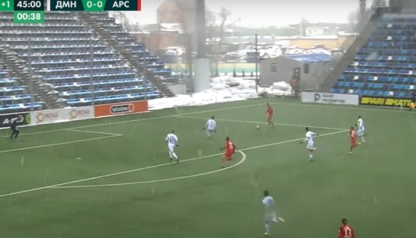 Апрель в Беларуси начался сильным снегом – высшая лига срочно чистила поля и вспомнила про оранжевые мячи, а где-то проблему решили заранее