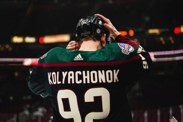 Хоккей.  Владислав Колячонок сыграл в матче НХЛ, в котором "Аризона", уступая 0:3 "Сент-Луису", набрала один балл
  