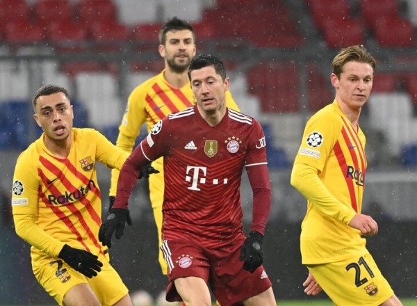 Похоже, Левандовски выбрал «Барсу». Однако «Бавария» хочет 60 млн и не отпустит поляка, пока не найдет замену Похоже, Левандовски выбрал «Барсу». Однако «Бавария» хочет 60 млн и не отпустит поляка, пока не найдет замену