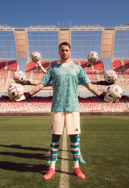 Клуб, где Кутузов закончил карьеру, стильно презентовал свою новую форму. Спустя годы в миноре он снова рвется в сильнейший дивизион Клуб, где Кутузов закончил карьеру, стильно презентовал свою новую форму. Спустя годы в миноре он снова рвется в сильнейший дивизион