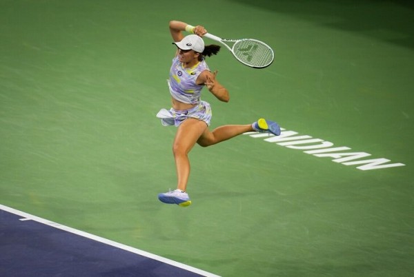 Пока Соболенко только обещает, новая королева тенниса играет с сине-желтой лентой. Ига Швентек – 😍