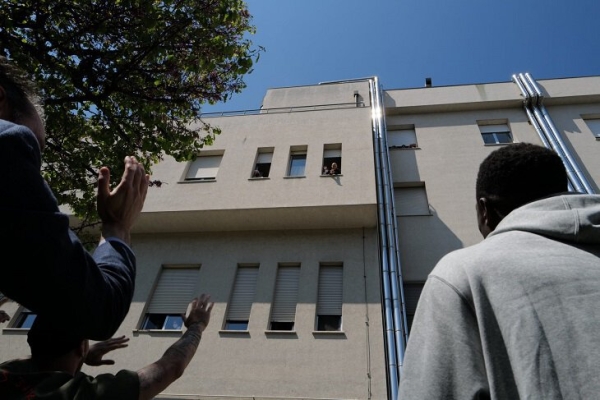 Михайлович заряжает «Болонью» даже из больницы. После победы над «Интером» игроки собрались под окнами палаты