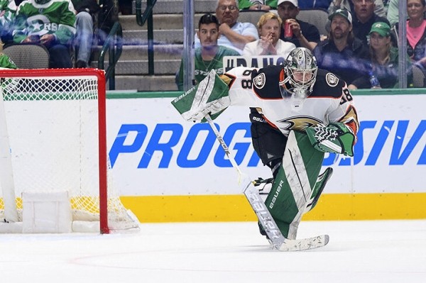 Оба кипера клуба НХЛ сломались по ходу матча – и ворота занял любитель с проблемами со зрением: пропустил лишь одну шайбу и получил респект от соперника Оба кипера клуба НХЛ сломались по ходу матча – и ворота занял любитель с проблемами со зрением: пропустил лишь одну шайбу и получил респект от соперника