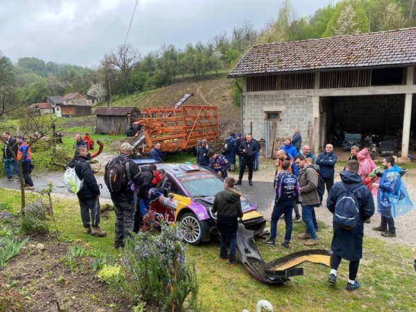 Раллист на чемпионате мира вылетел с трассы прямо в чужой сад – хозяин накормил и отогрел того, кто снес ему забор