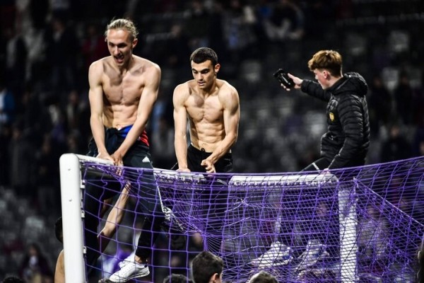 Тысячи фанов «Тулузы» рванули на поле, несмотря на предупреждение клуба. Но как сдержаться, когда ты вышел в Лигу 1? 