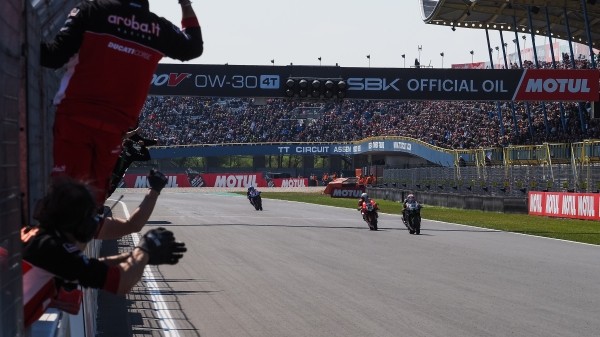 Дэжавю наадварот. Другі этап сусветнага Супербайка ў Асэне стаў амаль што люстраным адбіткам першага Дэжавю наадварот. Другі этап сусветнага Супербайка ў Асэне стаў амаль што люстраным адбіткам першага