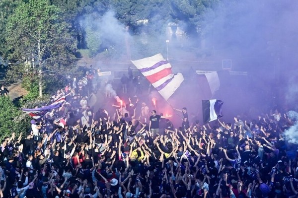 Тысячи фанов «Тулузы» рванули на поле, несмотря на предупреждение клуба. Но как сдержаться, когда ты вышел в Лигу 1? 