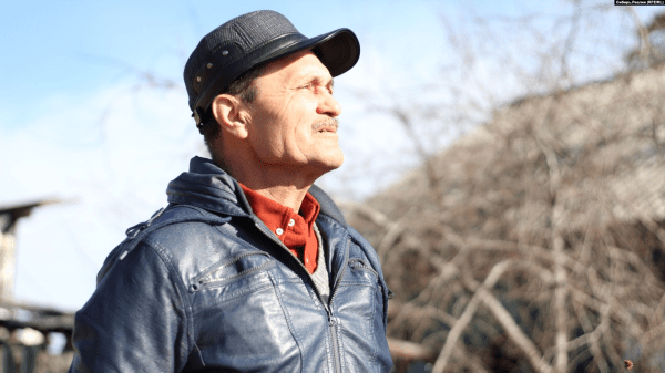 Детский тренер дважды сорвал знак «Z» с двери спортшколы. Начальство донесло – его оштрафовали, но деньги уже собрали