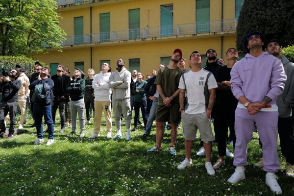 Михайлович заряжает «Болонью» даже из больницы. После победы над «Интером» игроки собрались под окнами палаты