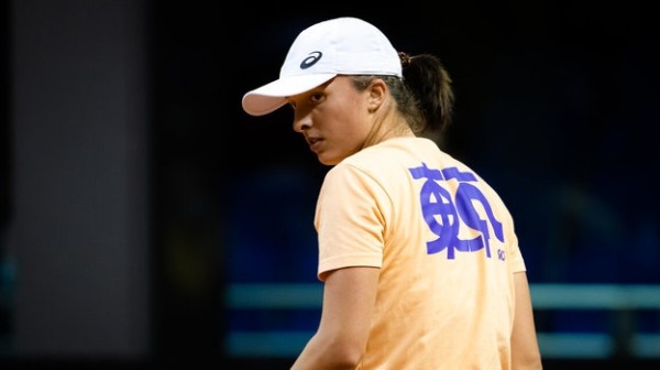 Теннис.  Первая ракетка мира Ига Швентек снялась с турнира в Мадриде, который пройдет c 28 апреля по 7 мая
 