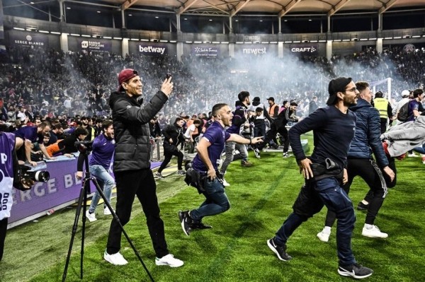 Тысячи фанов «Тулузы» рванули на поле, несмотря на предупреждение клуба. Но как сдержаться, когда ты вышел в Лигу 1? 