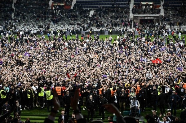 Тысячи фанов «Тулузы» рванули на поле, несмотря на предупреждение клуба. Но как сдержаться, когда ты вышел в Лигу 1? 