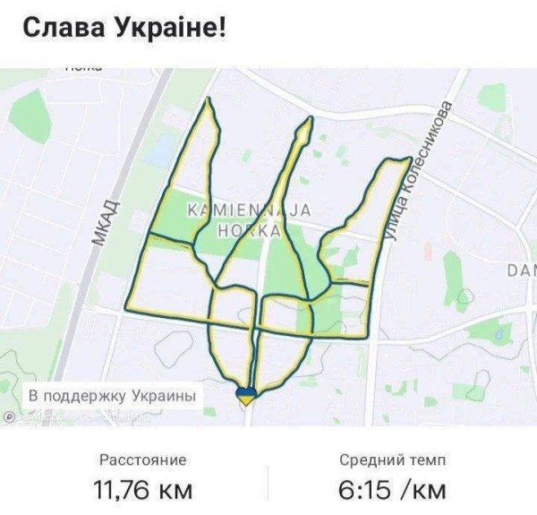 Беларус бегает по Минску и наносит на карту рисунки в поддержку Украины