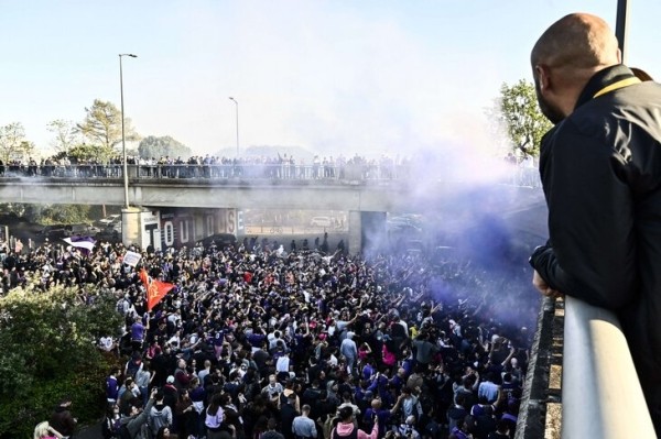 Тысячи фанов «Тулузы» рванули на поле, несмотря на предупреждение клуба. Но как сдержаться, когда ты вышел в Лигу 1? 