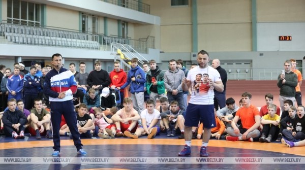 "Для детей это праздник". В Минске олимпийские чемпионы Беларуси и России провели мастер-классы