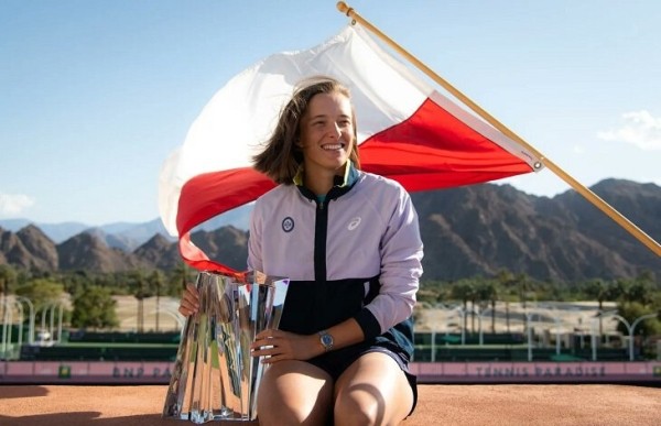 Пока Соболенко только обещает, новая королева тенниса играет с сине-желтой лентой. Ига Швентек – 😍