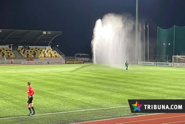 В Солигорске посреди игры включился полив травы. Заряд бодрости и энергии в -3°С