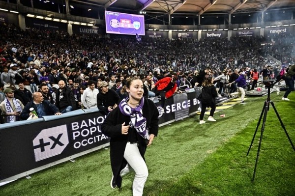 Тысячи фанов «Тулузы» рванули на поле, несмотря на предупреждение клуба. Но как сдержаться, когда ты вышел в Лигу 1? 