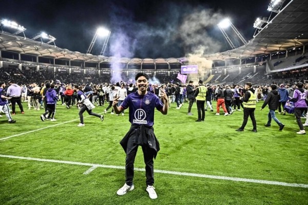 Тысячи фанов «Тулузы» рванули на поле, несмотря на предупреждение клуба. Но как сдержаться, когда ты вышел в Лигу 1? 