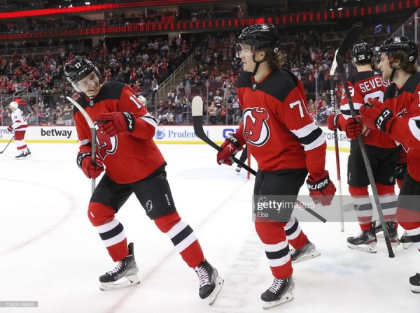 Хоккей. НХЛ. Гол и результативная передача Егора Шаранговича не помогли "Нью-Джерси" в матче с "Каролиной"
Хоккей. НХЛ. Гол и результативная передача Егора Шаранговича не помогли "Нью-Джерси" в матче с "Каролиной"