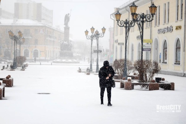 Апрель в Беларуси начался сильным снегом – высшая лига срочно чистила поля и вспомнила про оранжевые мячи, а где-то проблему решили заранее