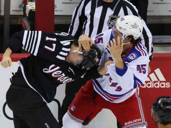 Хоккей.  НХЛ. Егор Шарангович забросил 20-ю шайбу в сезоне и получил 17 минут штрафа в матче, который "Нью-Джерси" проиграл "Рейнджерс"
  