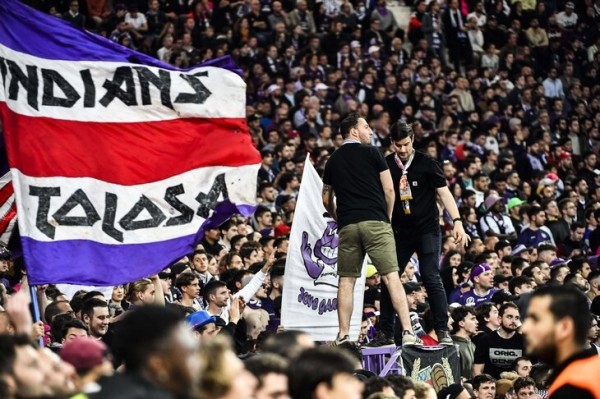 Тысячи фанов «Тулузы» рванули на поле, несмотря на предупреждение клуба. Но как сдержаться, когда ты вышел в Лигу 1? 