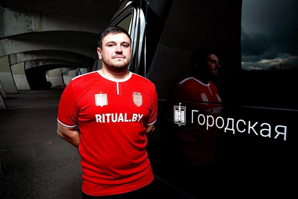 «Трактор» из Д3, где играл Кисляк, представил форму у катафалка с рекламой похорон – это сфера нового генспонсора, на него работает форвард команды