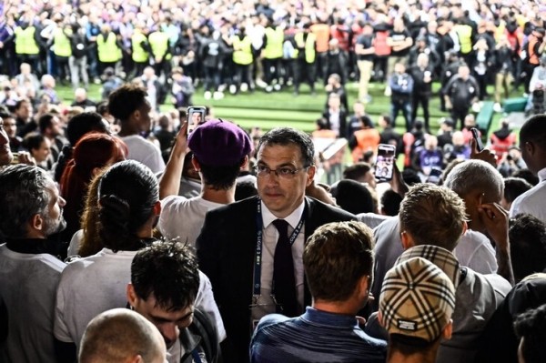 Тысячи фанов «Тулузы» рванули на поле, несмотря на предупреждение клуба. Но как сдержаться, когда ты вышел в Лигу 1? 