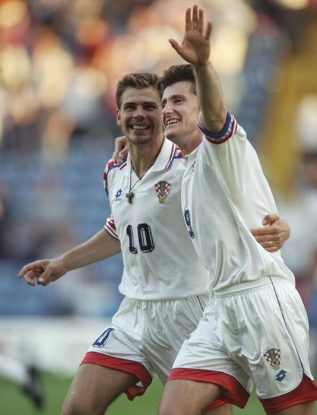 Из-за войны Югославия пропустила Евро-1992 – игроки отваливались по национальностям, УЕФА прислушался к резолюции ООН Из-за войны Югославия пропустила Евро-1992 – игроки отваливались по национальностям, УЕФА прислушался к резолюции ООН