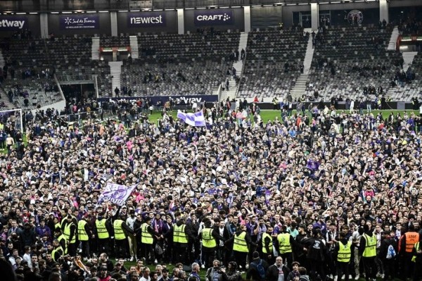 Тысячи фанов «Тулузы» рванули на поле, несмотря на предупреждение клуба. Но как сдержаться, когда ты вышел в Лигу 1? 