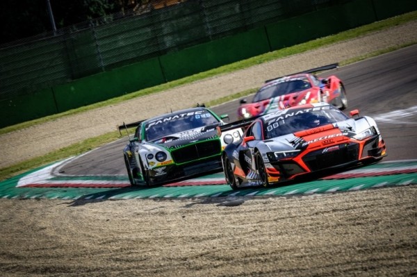 Пробкі, здарэнні і прыгоды Валянціна Росі ў Імале. Новы сезон серыі GT World Challenge Europe пачаўся падзейнай гонкай