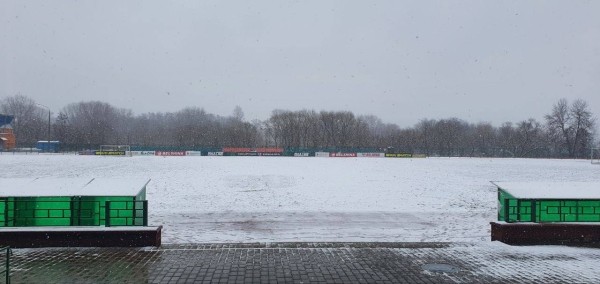 Апрель в Беларуси начался сильным снегом – высшая лига срочно чистила поля и вспомнила про оранжевые мячи, а где-то проблему решили заранее