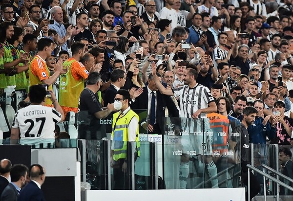 Кьеллини красиво попрощался: никаких слез, только широченная улыбка. Сделал круг почета прямо во время матча! Кьеллини красиво попрощался: никаких слез, только широченная улыбка. Сделал круг почета прямо во время матча!