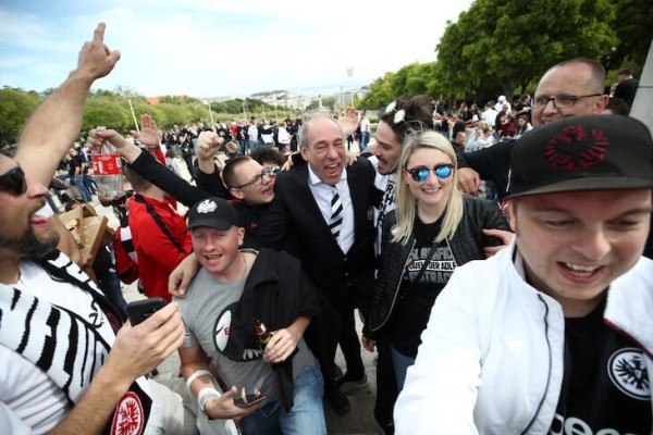 Босс «Айнтрахта» – хиповый дед: поднял клуб из руин, рулит дискотеками на Ибице, приглашает бездомных домой на Рождество Босс «Айнтрахта» – хиповый дед: поднял клуб из руин, рулит дискотеками на Ибице, приглашает бездомных домой на Рождество