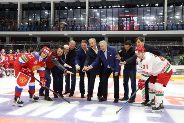 Хоккей.  Сборная Беларуси потерпела поражение от команды России, одну из шайб в меньшинстве забросил вратарь соперника
 